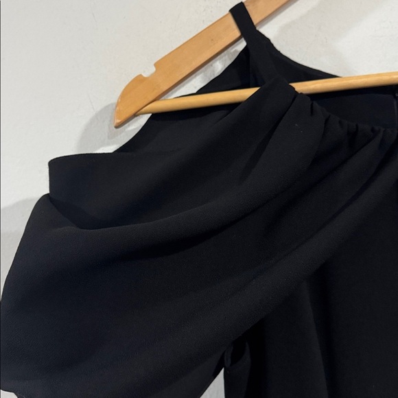 Rejina Pyo Dress black lined cold shoulder cape like NEW size 8 - Picture 4 of 5